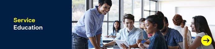 Studenten mit einer Lehrktaft in einem Hörsaal