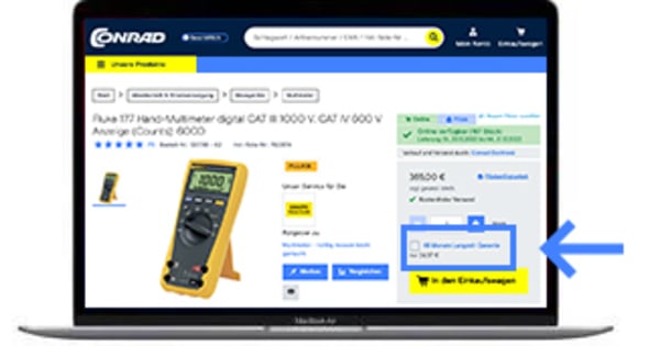  Ein Laptop zeigt die Conrad-Webseite mit einem Fluke-Multimeter. Ein blauer Pfeil zeigt auf eine Option zur Kalibrierung.