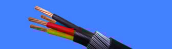 Das Bild zeigt das abisolierte Ende eines schwarzen Mehrleiterkabels. Man sieht drei isolierte Adern (rot, gelb, schwarz) mit freigelegten Kupferlitzen, umgeben von der äußeren Kabelummantelung und einer schützenden Schicht, möglicherweise einer Armierung. Der Hintergrund ist blau. - Link führt zum Sortiment