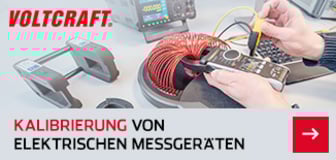  Das Bild zeigt im oberen Teil eine Nahaufnahme von Händen, die ein Messgerät an einer großen, roten Spule anlegen. Im Hintergrund sind weitere Messgeräte und das VOLTCRAFT-Logo zu sehen. Der untere Teil des Bildes ist ein grauer Banner mit roter Schrift "KALIBRIERUNG VON ELEKTRISCHEN MESSGERÄTEN" und einem roten Pfeil-Button nach rechts.